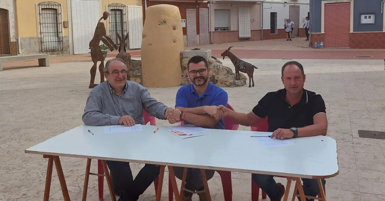 Unterzeichnung der Regierungsvereinbarung zwischen Compromís Els Poblets, Proyecto Residentes Els Poblets und Vivim Els Poblets im Jahr 2023