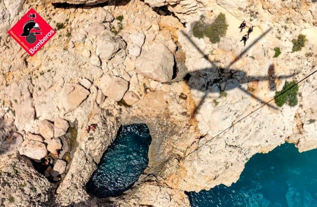 Imatge: Helicòpter de rescat sobre la Cova dels Peixos de Benitatxell