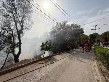Rauch vom Feuer in Teulada