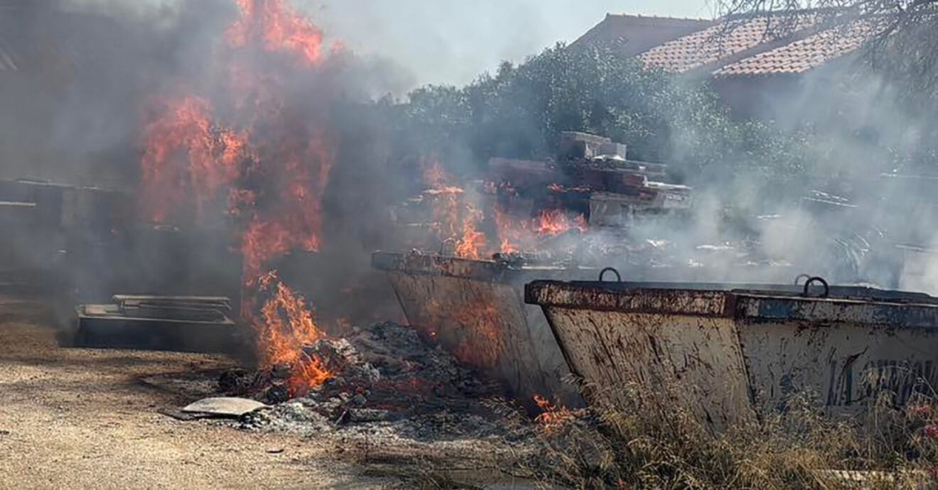 Incendio en un acopio de materiales de Benitatxell - Policía Local de Benitatxell