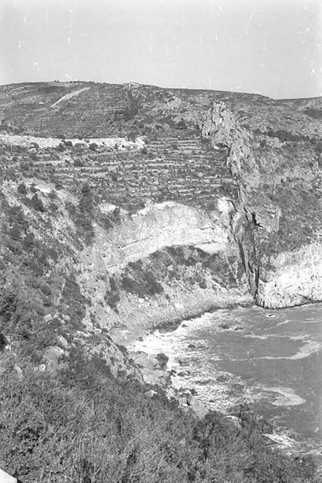 Imagen: La cala del Moraig de Benitatxell en los setenta - Pedro L. Cascales