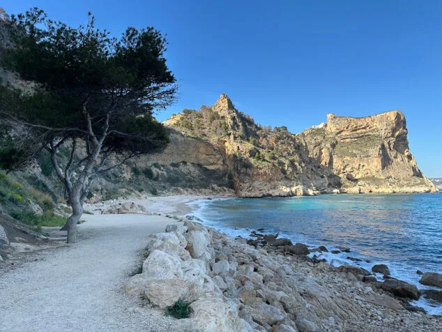 Imagen: La cala del Moraig en la actualidad antes de la temporada estival