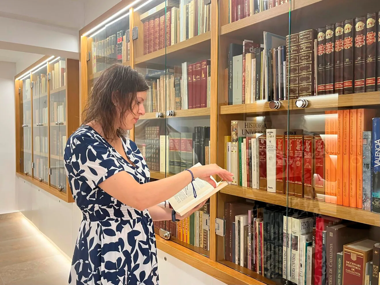 La concejala de Cultura de Teulada Moraira, Verónica Martínez, en la biblioteca del Centre d’Estudis Vicentins de Teulada