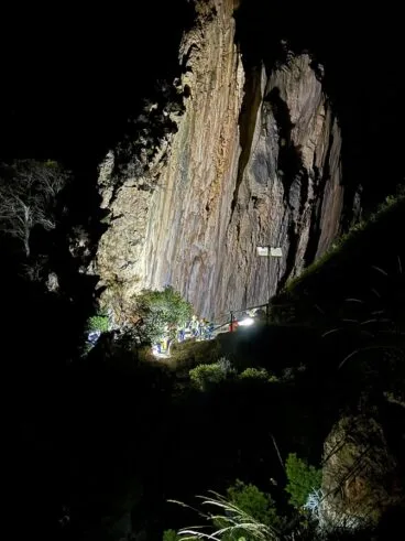La Falla del Moraig de Benitatxell iluminada para el rescate por tierra
