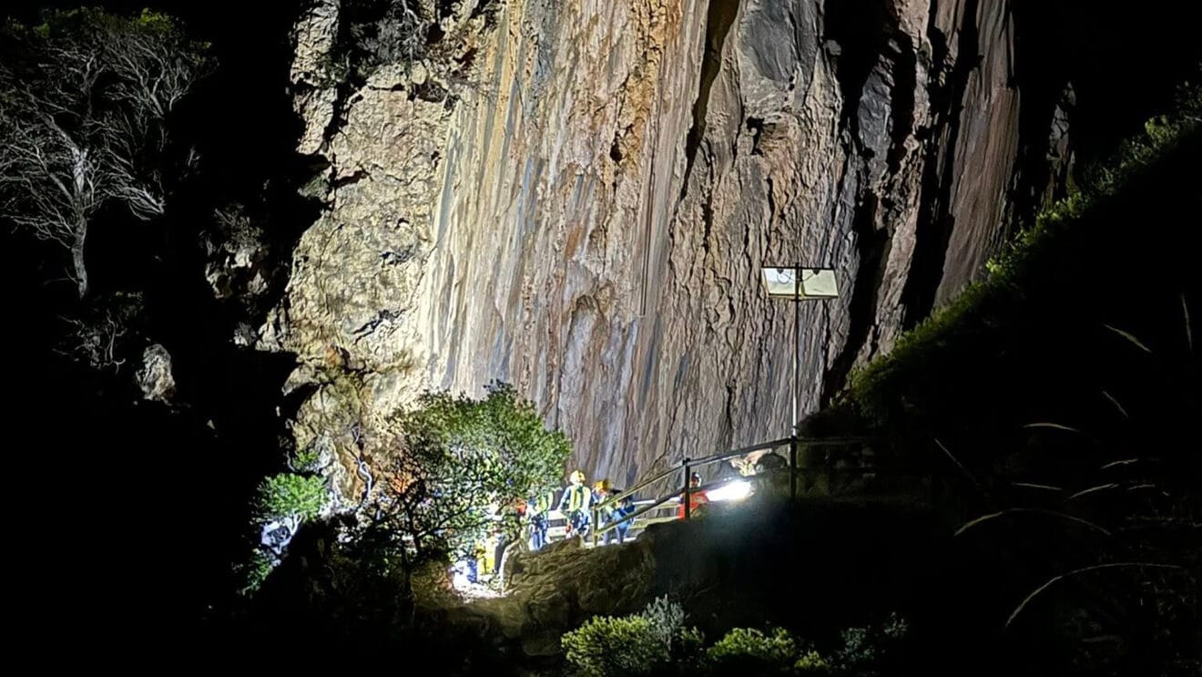La Falla del Moraig de Benitatxell iluminada para el rescate por tierra de los espeleólogos