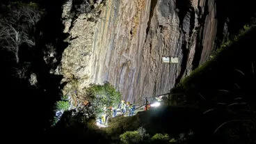 la falla del moraig de benitatxell iluminada para el rescate por tierra de los espeleologos