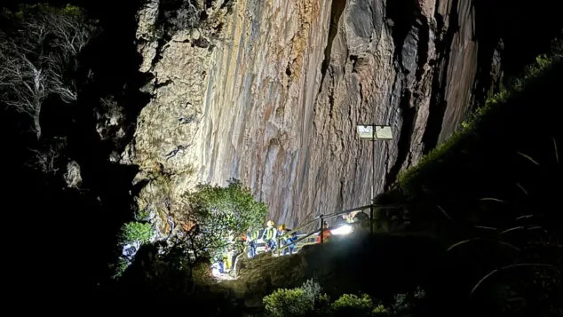 la falla del moraig de benitatxell iluminada para el rescate por tierra de los espeleologos