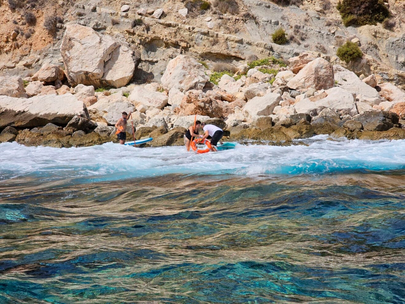 La Unidad de Vigilancia e intervención Marítima de Calp rescatando a los turistas
