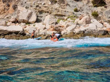 la unidad de vigilancia e intervencion maritima de calp rescatando a los turistas