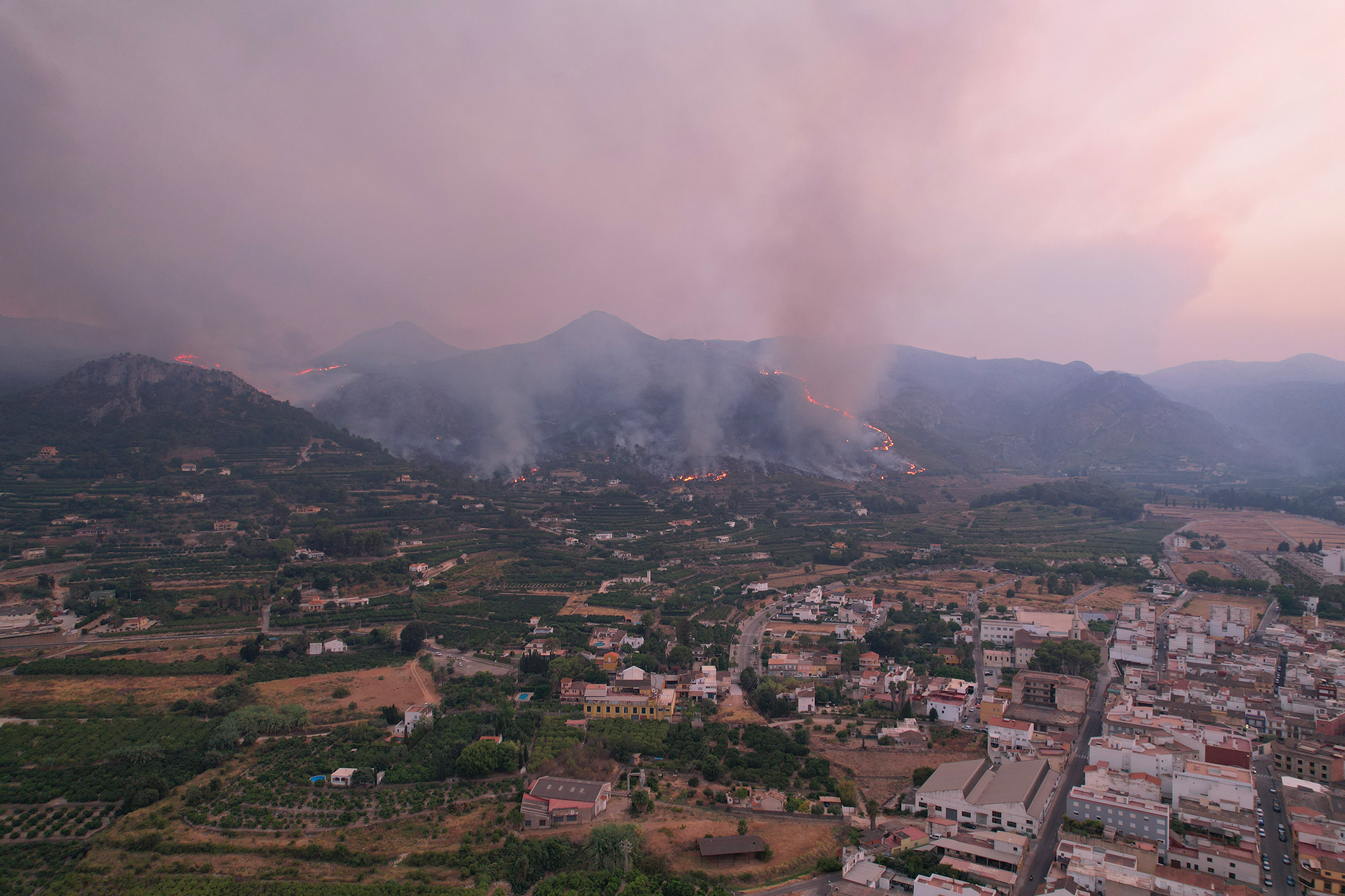 las llamas del incendio de la vall debo llegando a pego en 2022
