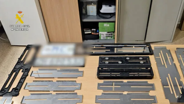 Detenido en Calp un hombre acusado de robar una treintena de matrículas en una semana 2 Imagen: Matrículas y portaplacas intervenidas tras la detención en Calp