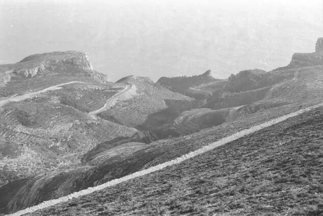 Imagen: Paisaje de bancales en el Puig llorença de cara al mar en Benitatxell - Pedro L. Cascales