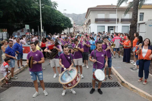 El Dia de Quintades llena de color y fiesta las calles de Beniarbeig 7 pasacalle de quintades de beniarbeig este 2025 05
