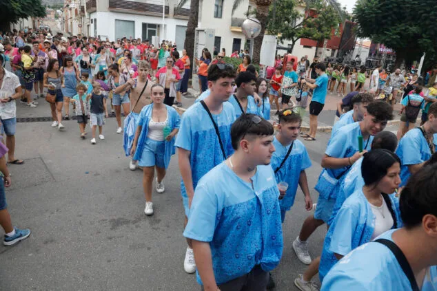 El Dia de Quintades llena de color y fiesta las calles de Beniarbeig 9 pasacalle de quintades de beniarbeig este 2025 07