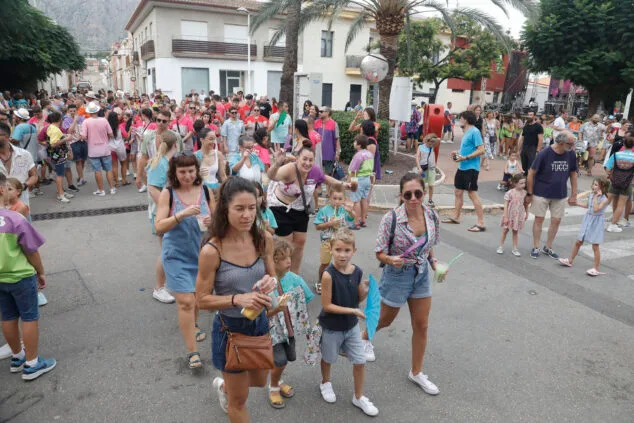 El Dia de Quintades llena de color y fiesta las calles de Beniarbeig 11 pasacalle de quintades de beniarbeig este 2025 09