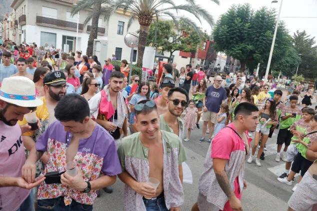 El Dia de Quintades llena de color y fiesta las calles de Beniarbeig 16 pasacalle de quintades de beniarbeig este 2025 14