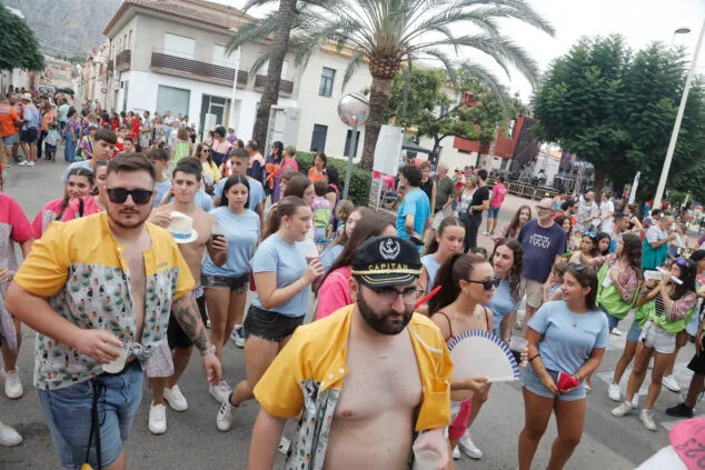 El Dia de Quintades llena de color y fiesta las calles de Beniarbeig 17 pasacalle de quintades de beniarbeig este 2025 15