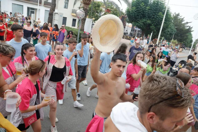 El Dia de Quintades llena de color y fiesta las calles de Beniarbeig 18 pasacalle de quintades de beniarbeig este 2025 16