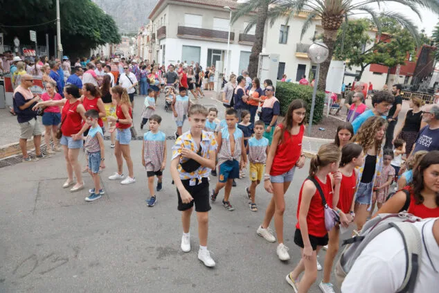 El Dia de Quintades llena de color y fiesta las calles de Beniarbeig 21 pasacalle de quintades de beniarbeig este 2025 19