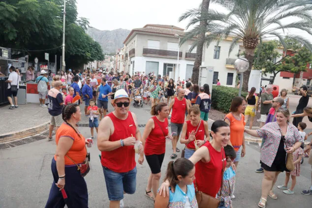 El Dia de Quintades llena de color y fiesta las calles de Beniarbeig 22 pasacalle de quintades de beniarbeig este 2025 20