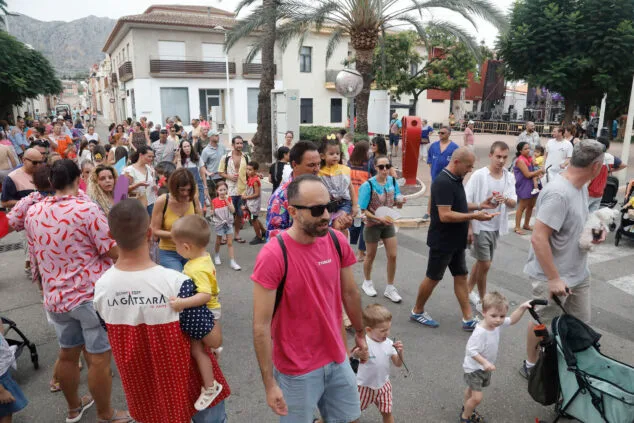 El Dia de Quintades llena de color y fiesta las calles de Beniarbeig 26 pasacalle de quintades de beniarbeig este 2025 24