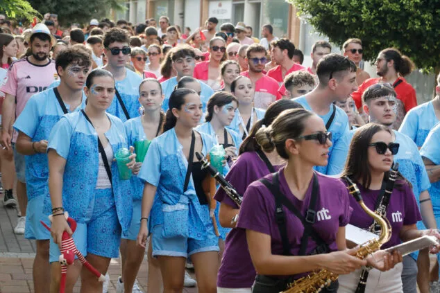 El Dia de Quintades llena de color y fiesta las calles de Beniarbeig 32 pasacalle de quintades de beniarbeig este 2025 30