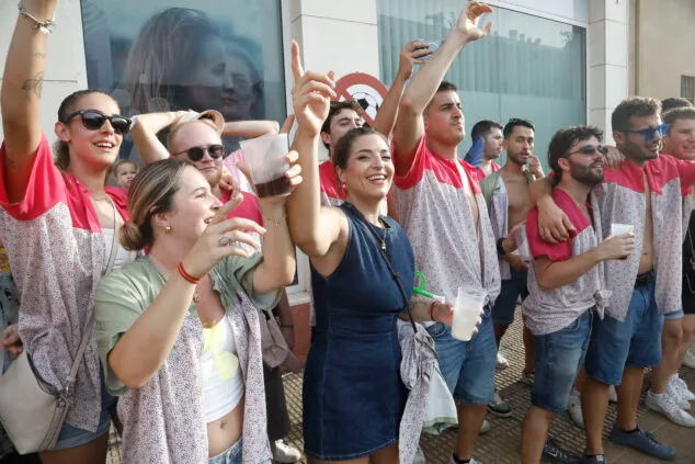 El Dia de Quintades llena de color y fiesta las calles de Beniarbeig 41 pasacalle de quintades de beniarbeig este 2025 39