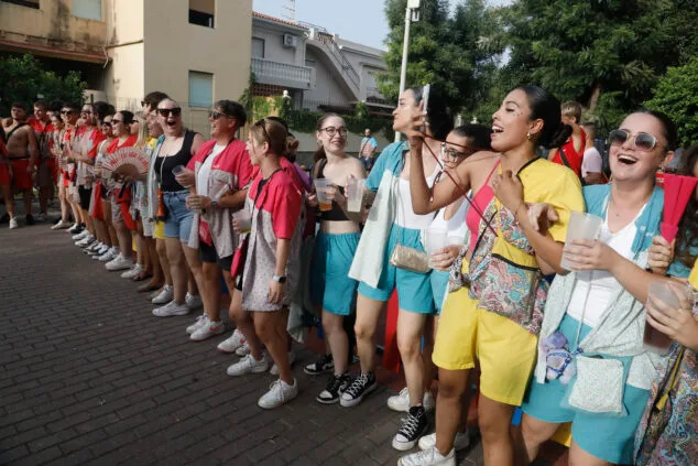 El Dia de Quintades llena de color y fiesta las calles de Beniarbeig 42 pasacalle de quintades de beniarbeig este 2025 40