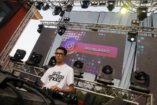 El Dia de Quintades llena de color y fiesta las calles de Beniarbeig 64 pasacalle de quintades de beniarbeig este 2025 63