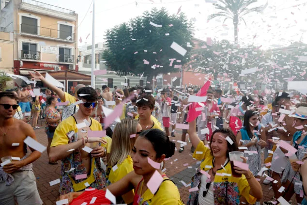El Dia de Quintades llena de color y fiesta las calles de Beniarbeig 74 pasacalle de quintades de beniarbeig este 2025 73