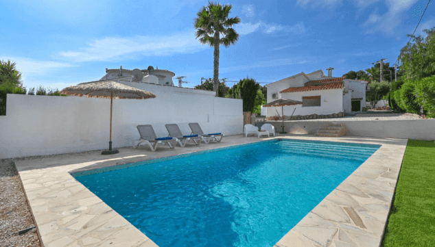 Villa Tres Cors: encant mediterrani amb piscina a Moraira 14 piscina àmplia envoltada de natura i confort