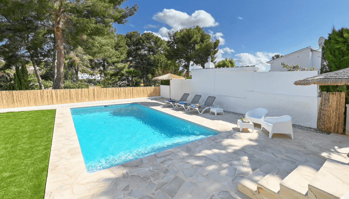 Piscina privada para disfrutar del sol en Moraira