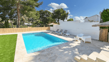 Piscina privada para disfrutar del sol en Moraira