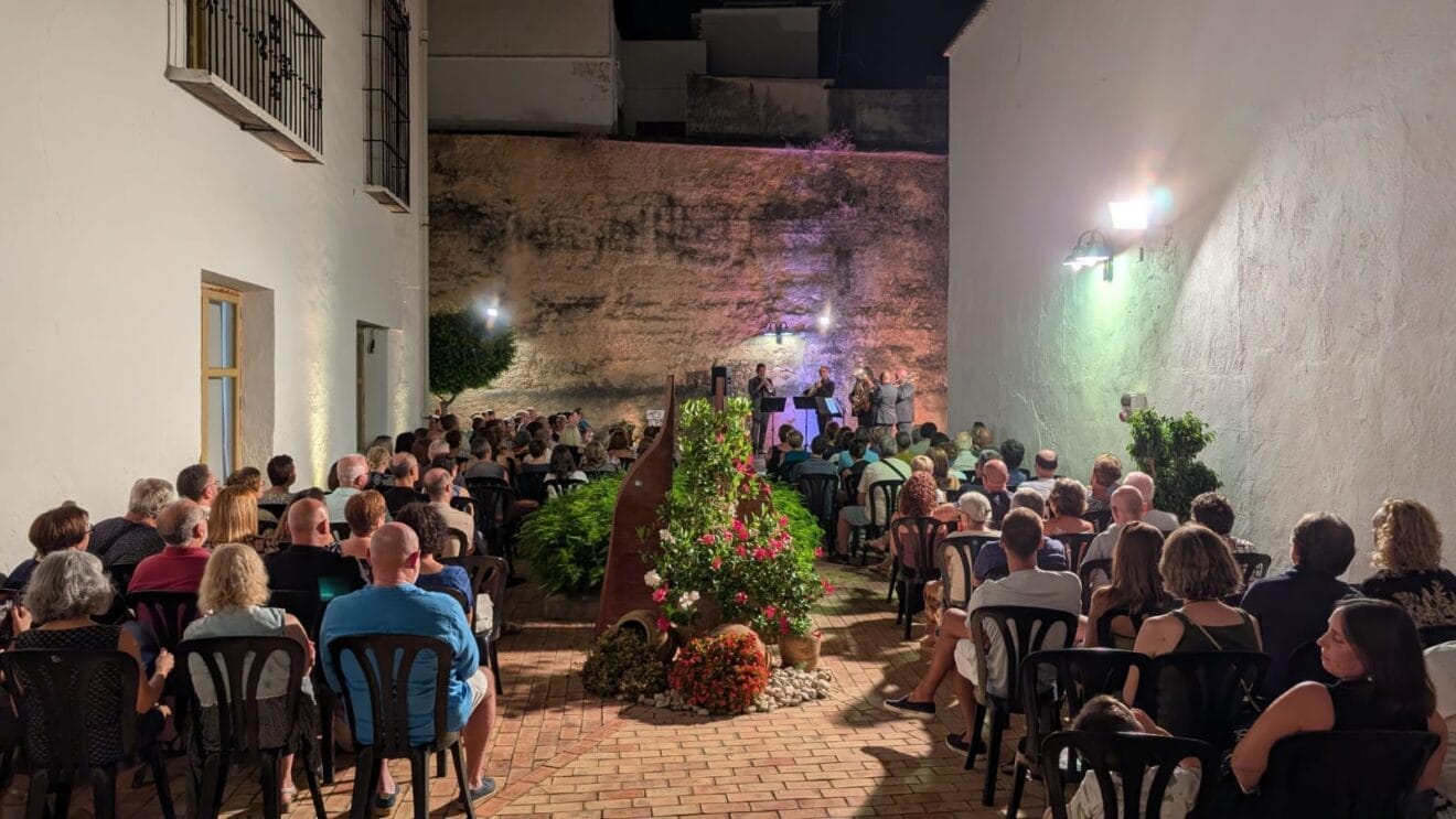 Público en el concierto de Sonafilm en Pego