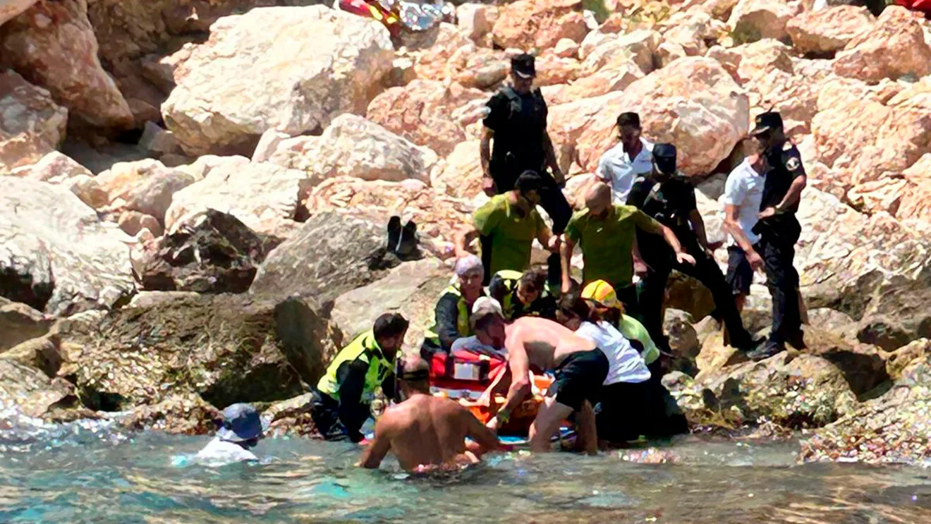Rescate del hombre al caer al mar en Calp