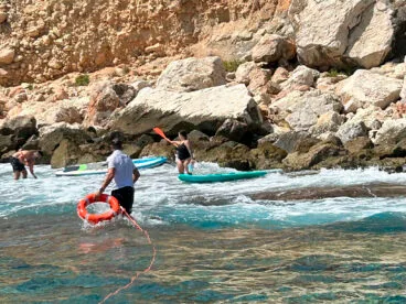 Rescate en Calp a dos personas practicando pádel surf