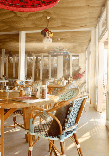 Restaurante con vistas panorámicas al mar en Alicante. Foto de @izria