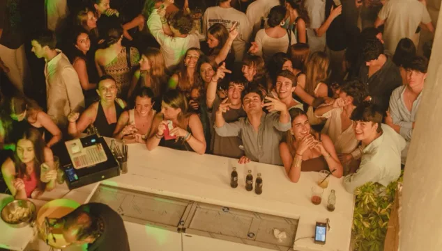 tardes de cocteles amigos y buena musica en montgo di bongo