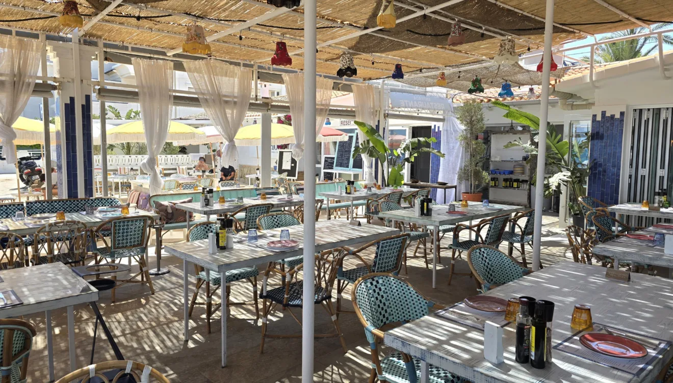 Terraza para disfrutar la gastronomía mediterránea. Foto de @izria