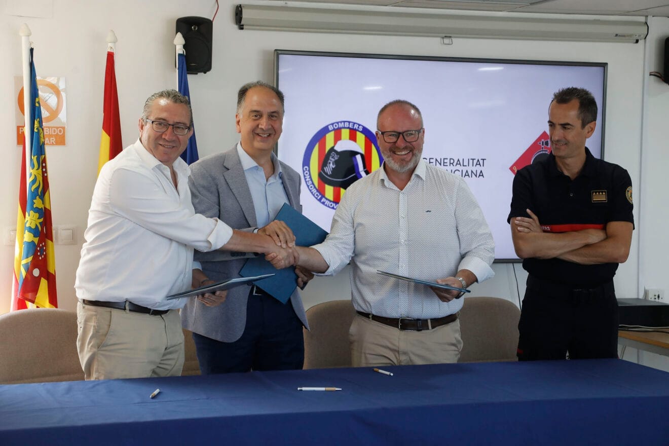 Toni Pérez, Avelino Mascarell y Juan Carlos Valderrama firman el Protocolo de Actuación Conjunta de los Bomberos de Valencia y Alicante