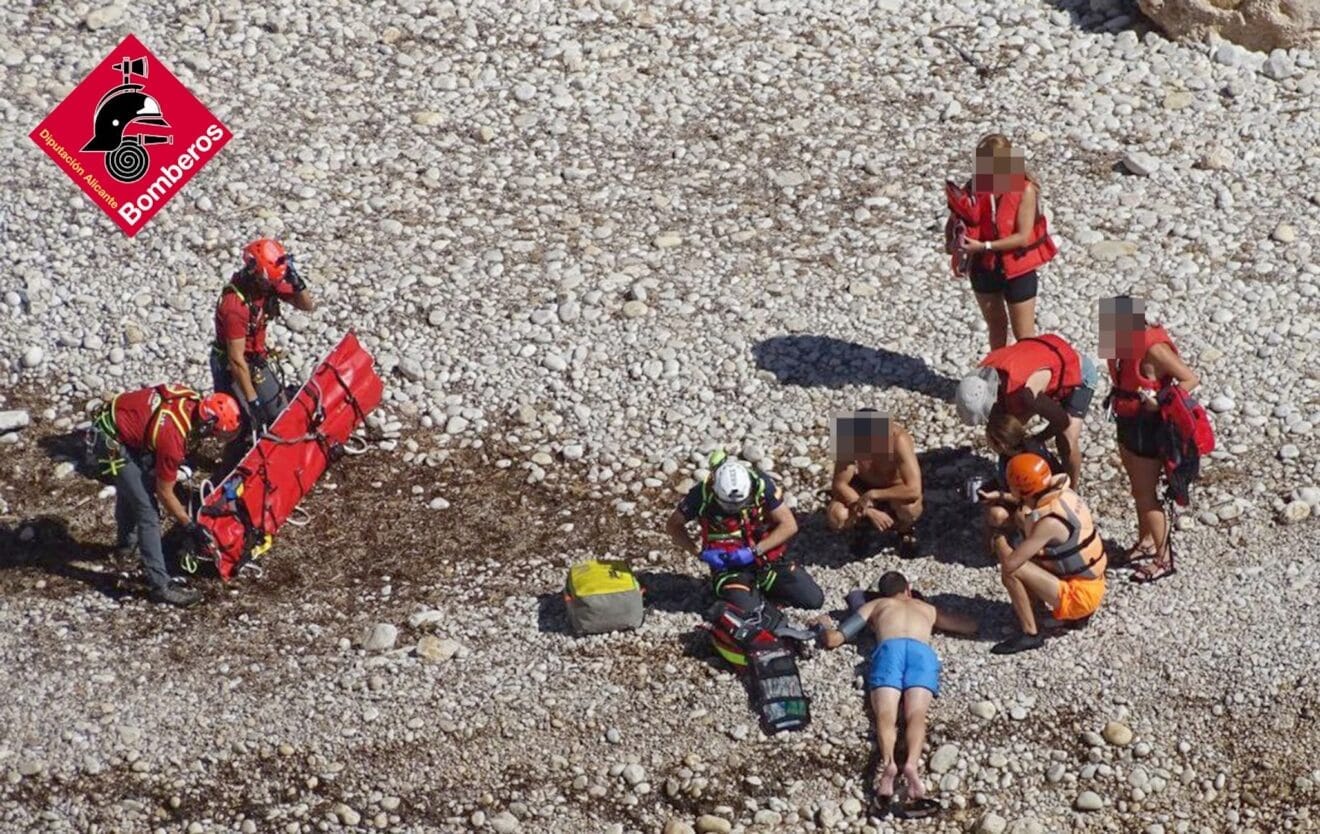 Un kayakista sufre una grave caída contra las rocas en Benitatxell