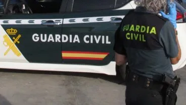 Vehículo y agente de la Guardia Civil (archivo)