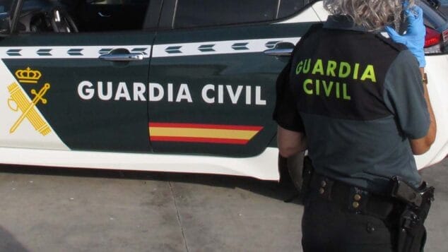 Imagen: Vehículo y agente de la Guardia Civil (archivo)