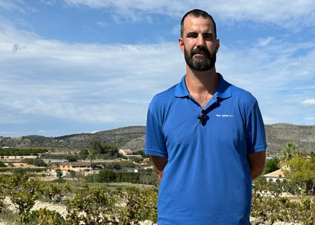 El Moscatell vuelve a dar fruto en Teulada Moraira: los agricultores prevén recuperar hasta un 60% de la cosecha 3 Imagen: Vicente Coello, presidente de la Associació d’Agricultors de Raïm de Moscatell de Teulada Moraira