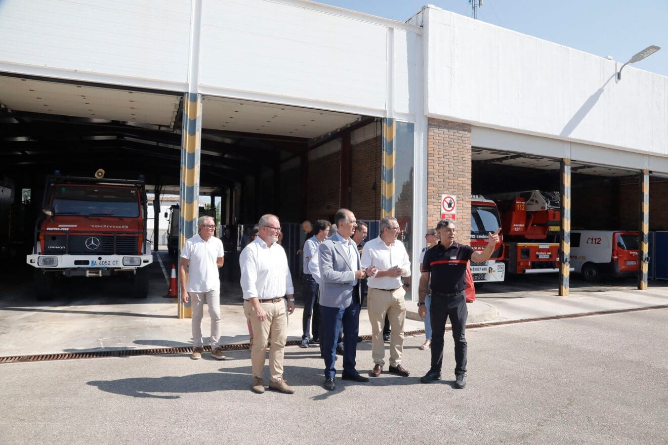 Visita de Toni Pérez, Avelino Mascarell y Juan Carlos Valderrama a los Bomberos de Dénia