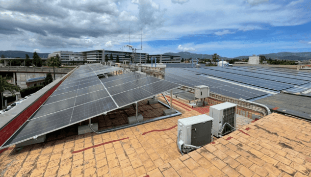 vista aerea del sistema fotovoltaico de 300 kw en la planta de emaya
