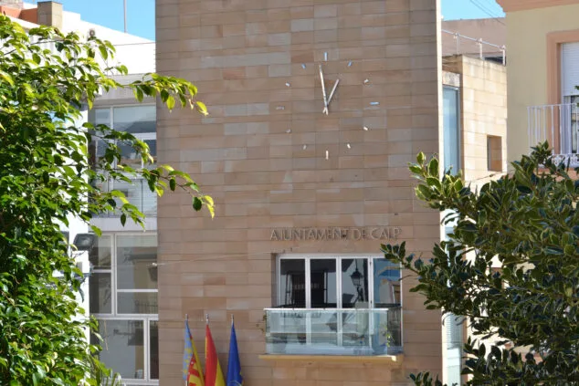 vista del ayuntamiento de calp archivo