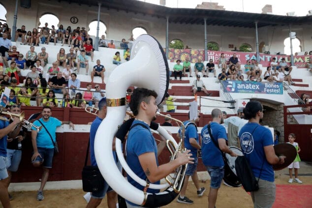 ¿Qué opina Ondara de la celebración de sus fiestas populares de Sant Jaume 2025? 1 Imagen: Xaranga en el día de quintades de Ondara el día de Sant Jaume 2025