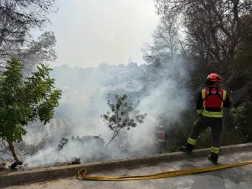 Zona del incendio de Teulada rodeada de humo