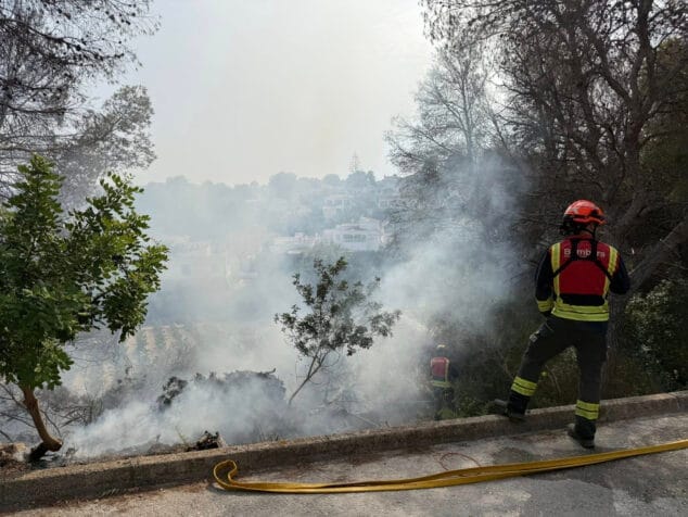 zona del incendio de teulada rodeada de humo